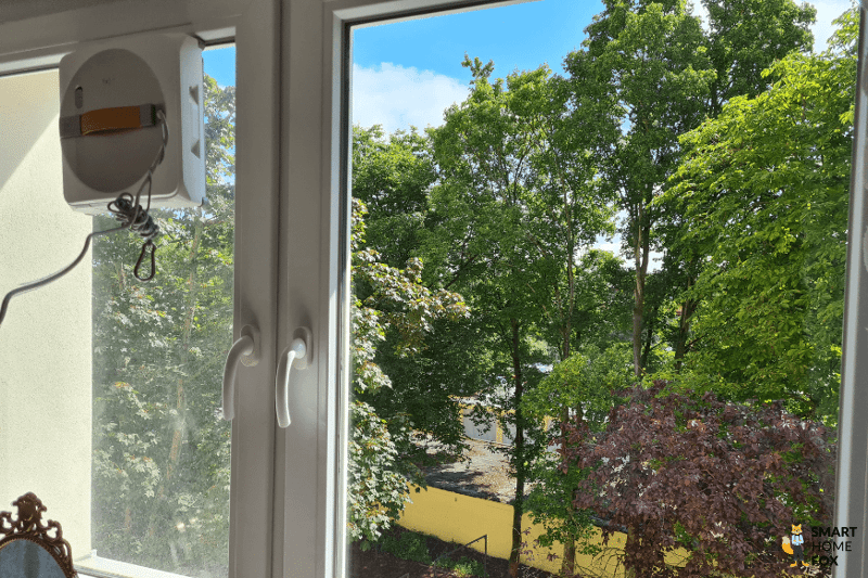 Ein Fenster nach der Reinigung durch den Ecovacs WINBOT W1 PRO ist zu sehen